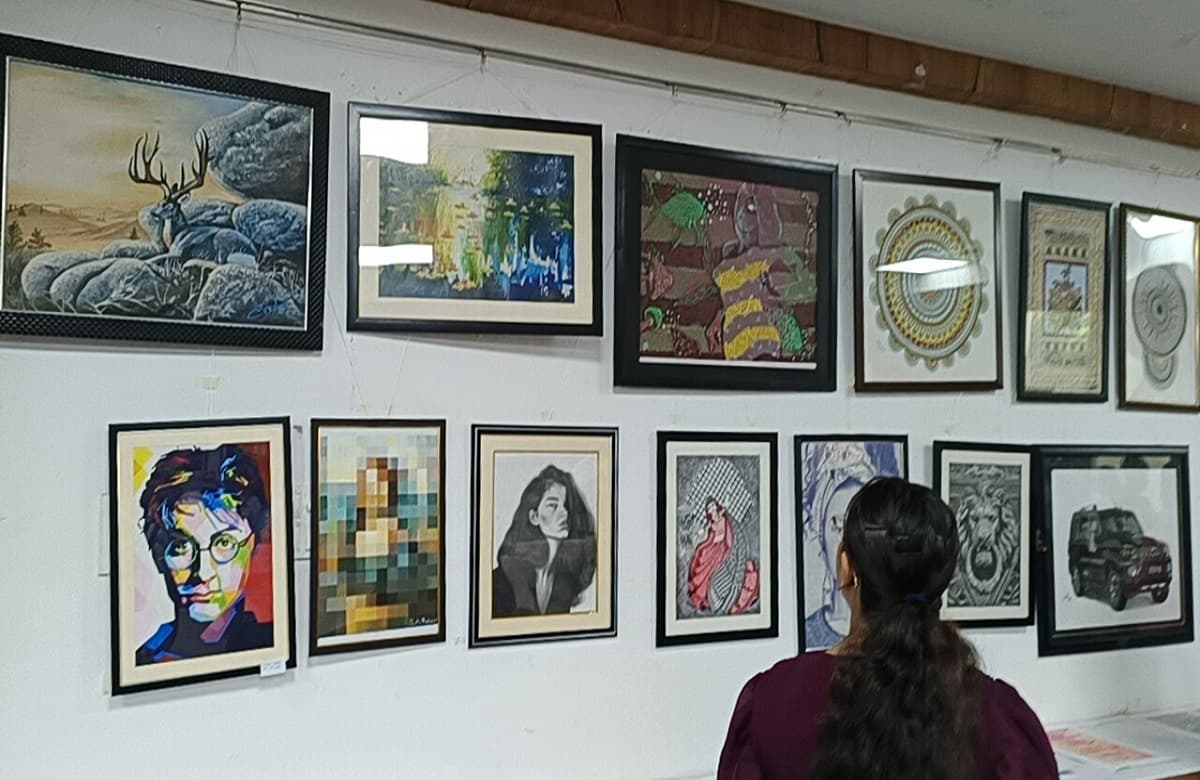 आगरा: ललित कला संस्थान के छात्र-छात्राओं ने उकेरी अनोखी आकृति, कूड़े में पड़े घरेलू सामान से बनाई पेंटिंग