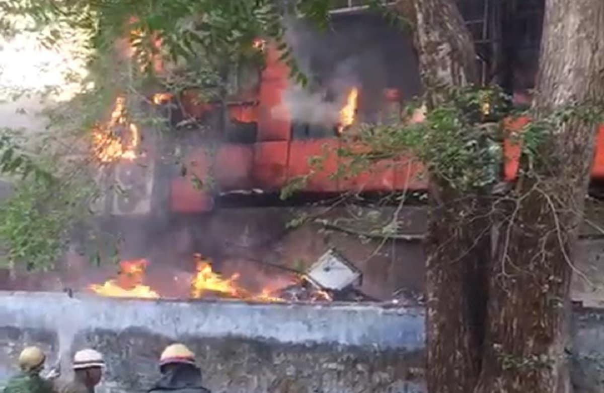 आगरा: नंद प्लाजा में शार्ट सर्किट से लगी आग, हादसे में लाखों का नुकसान, दमकल की गाड़ियां मौके पर पहुंची