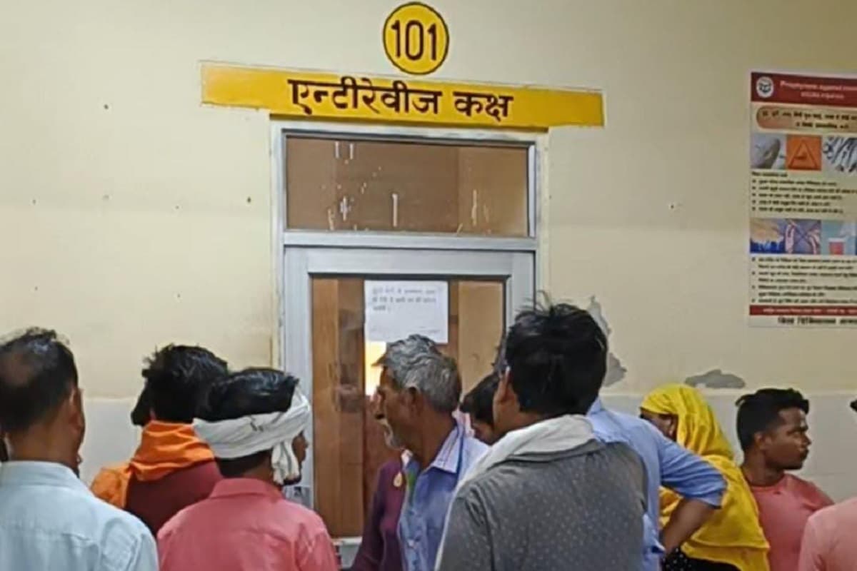 आगरा: जिला अस्पताल में दवा के लिए दो घंटे लाइन में लगकर इंतजार कर रहे तीमारदार, गर्मी और भीड़ से हाल बेहाल