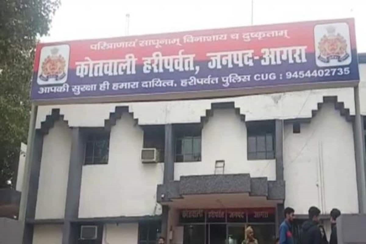आगरा: आदिपुरुष फिल्म बैन करने के लिए युवा अधिवक्ता संघ ने थाने में दी शिकायती पत्र