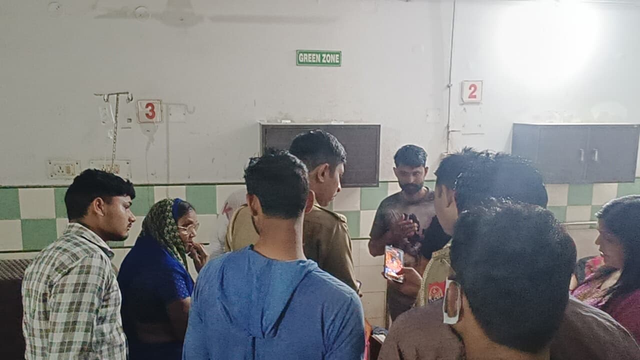 आगराः डॉक्टरों की बड़ी लापरवाही आई सामने, प्रसव के दौरान निकल आई शिशु की आंत, परिजनों ने किया हंगामा