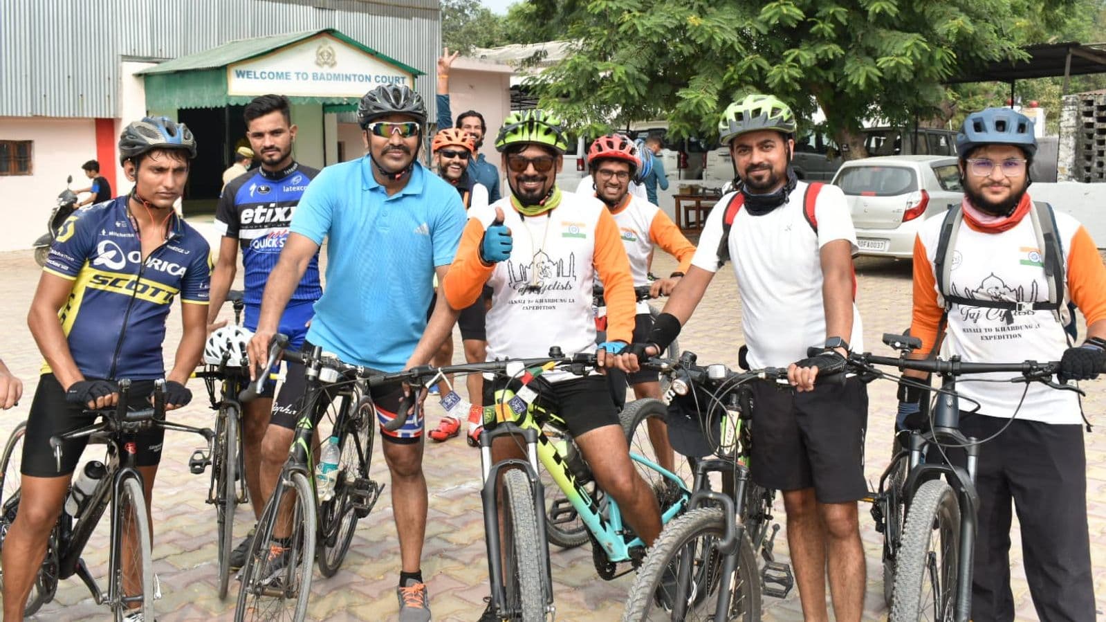 Agra News: आगरा में 100 करोड़ वैक्सीनेशन पर डीएम-एसएसपी ने चलायी 100 किमी साइकिल, लोगों को किया जागरूक