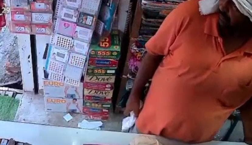 आगरा:  कपड़े की दुकान से लेडीज गारमेंट और मोबाइल चोरी, वारदात CCTV में कैद