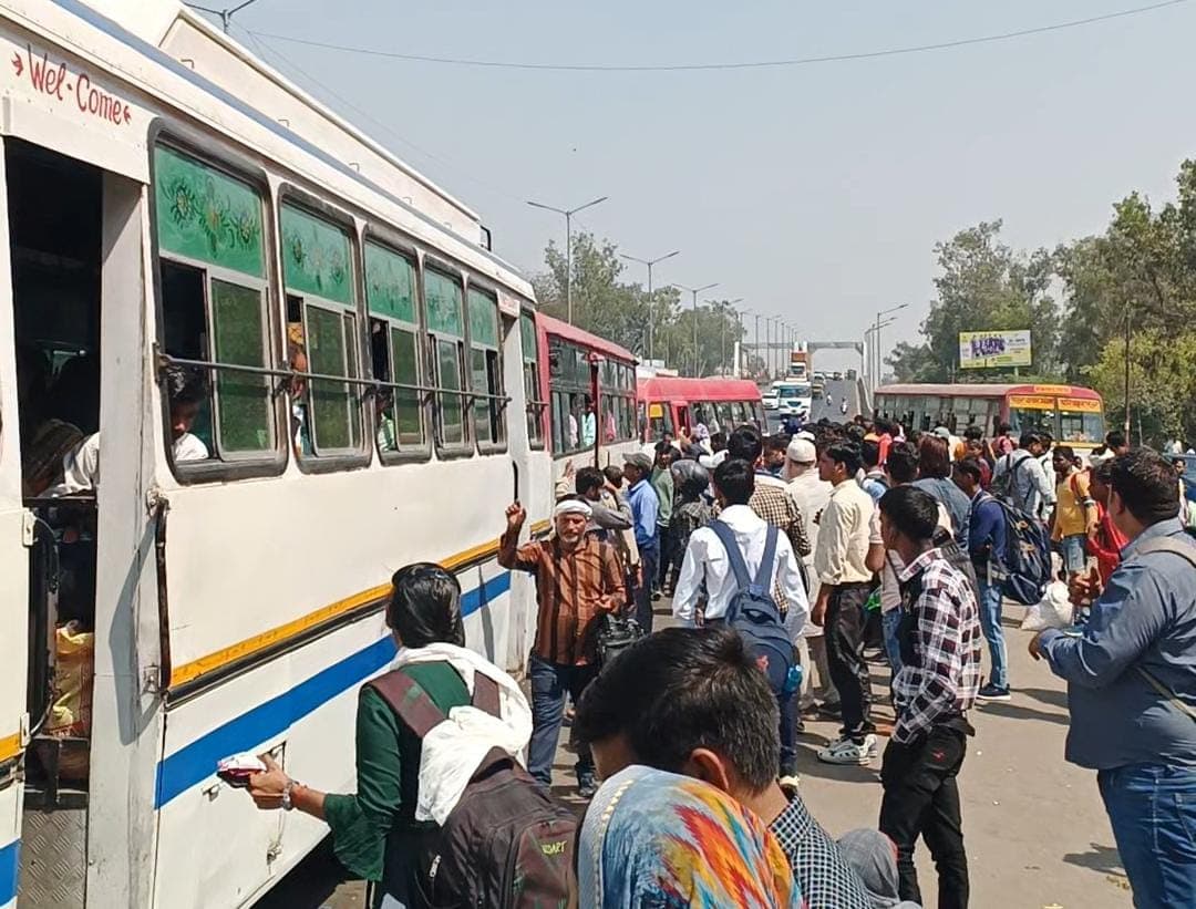आगराः होली के बाद बसों में उमड़ी भीड़, घंटों खड़े होने के बावजूद नहीं मिल रही सीट, यात्री परेशान