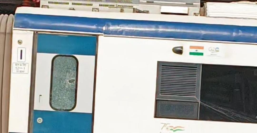 आगराः देश की सबसे तेज ट्रेन वंदे भारत को लगी पत्थरबाजों की नजर, अब तक 30 खिड़कियों के शीशे टूटे मिले