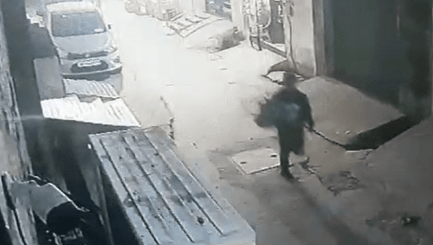 Agra News: महिला को बनाया बंधक, बेटे की कनपटी पर तमंचा लगा लूटे 12 लाख, सीसीटीवी में कैद हुआ बदमाश