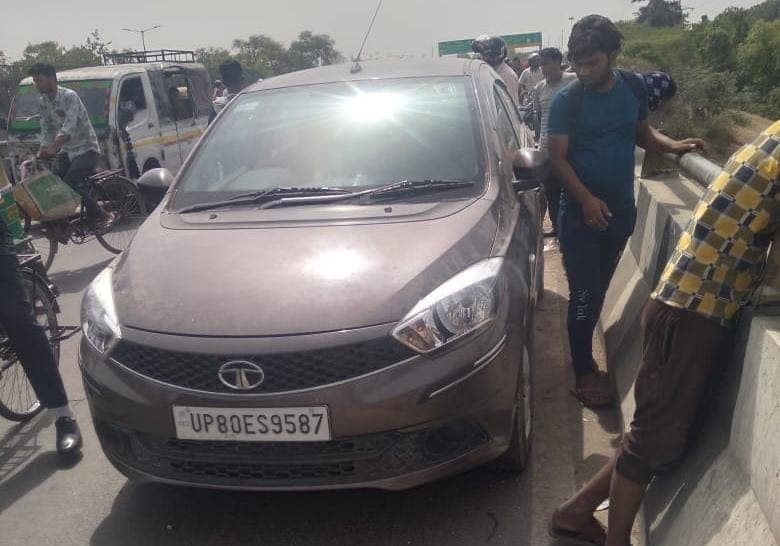 Agra News: युवक ने पुल पर खड़ी की कार और फिर यमुना में लगा दी छलांग, तलाश में जुटे पीएसी के गोताखोर