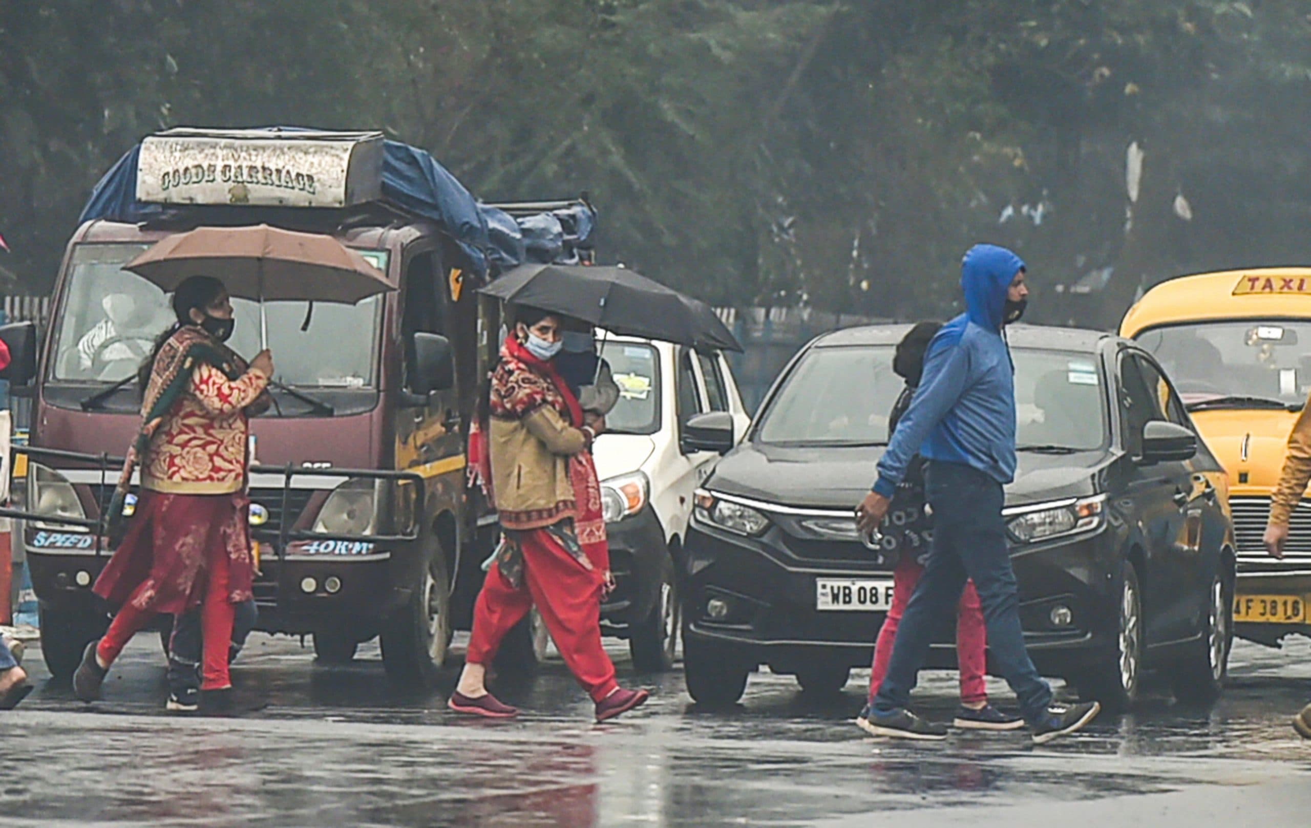 Weather Forecast Updates: कई राज्यों में बारिश, बढ़ी ठंड, अब चलेगी शीतलहर, जानें आज का मौसम