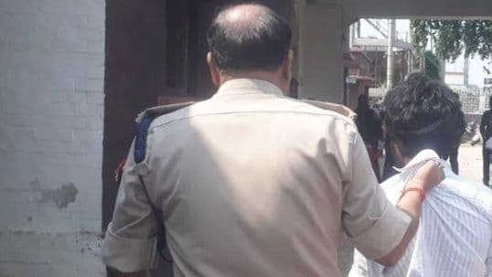 Azamgarh News: एसपी ने फरियादी को जड़े थप्पड़, वीडियो वायरल होने पर बोले- मेरी गाड़ी के सामने लेट गया था युवक