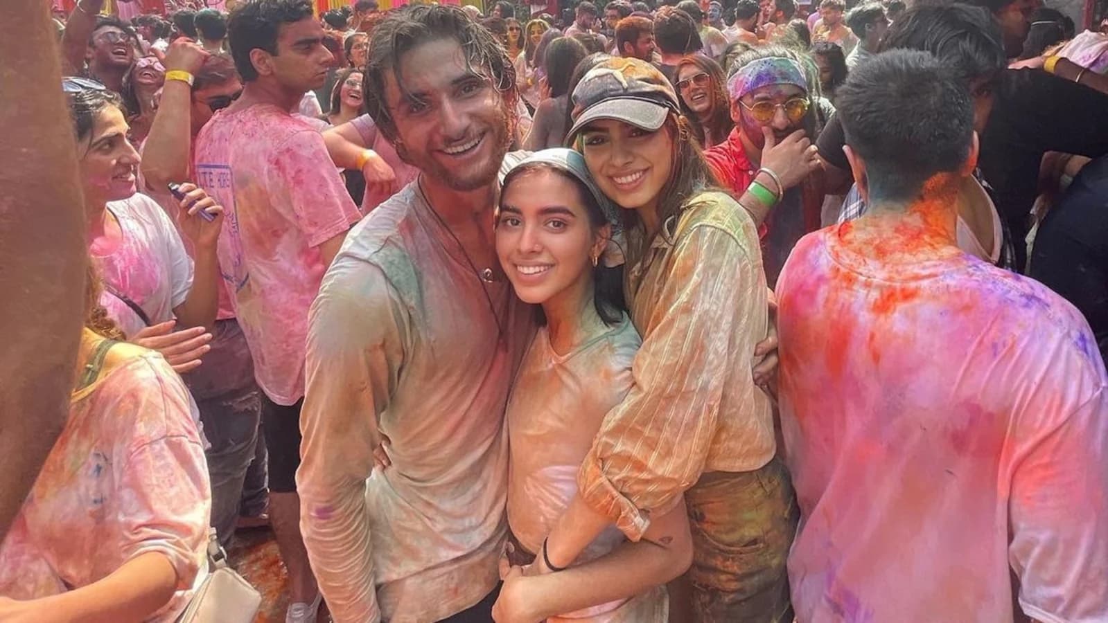 Anurag Kashyap की बेटी आलिया ने बॉयफ्रेंड शेन संग यूं खेली होली, खुशी कपूर के साथ शेयर की ये तसवीरें