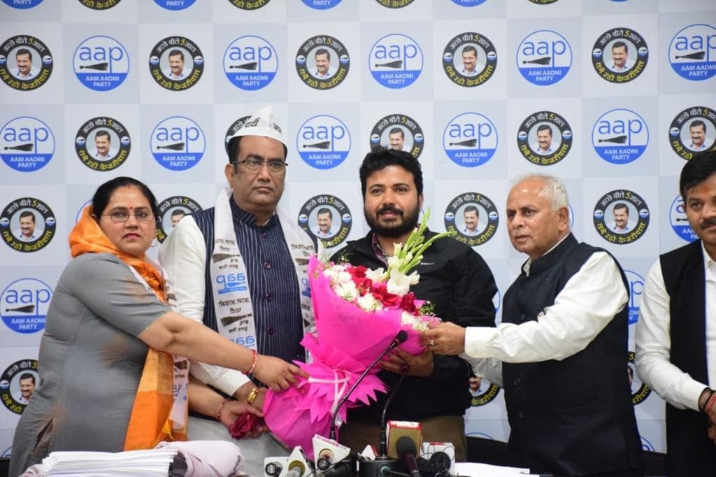 आप में शामिल हुए भाजपा के बड़े नेता, वरिष्ठ नेता दुर्गेश पाठक और विधायक बग्गा ने सभी लोगों को टोपी और पटका पहना कर किया स्वागत