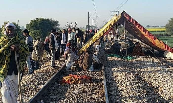 Gurjar Aandolan: पटरी पर बैठे आंदोलनकारी, कहा-सरकार बात करना चाहती है तो रेलवे ट्रैक पर आये