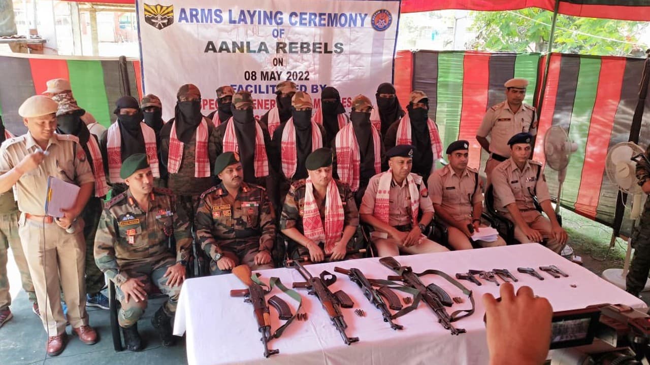 गृह मंत्री अमित शाह के असम दौरे से पहले AANLA विद्रोहियों के 13 कैडरों ने हथियार के साथ किया सरेंडर