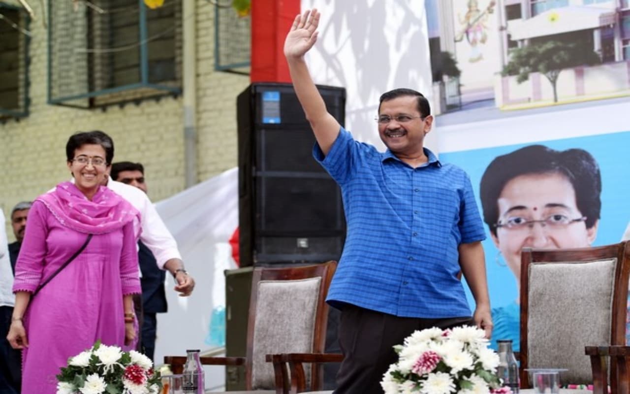 BJP vs AAP: 'केजरीवाल के पास 100 सिसोदिया' वाले बयान पर भड़की बीजेपी, कहा- दिल्ली को लूट रही AAP सरकार