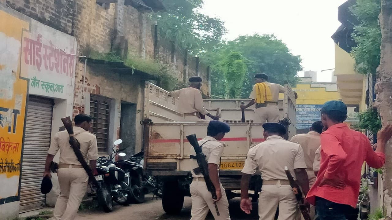 बिहार शिक्षक भर्ती परीक्षा में DM व SP मुस्तैद, परीक्षा सेंटर पर प्रशासन की सख्त तैयारी की देखें तस्वीरें..