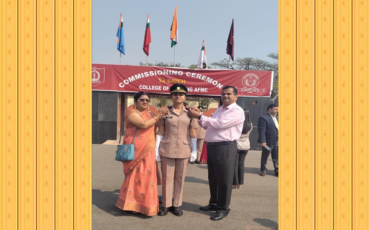 झारखंड : गोमिया की बिटिया आरती कुमारी आर्मी में बनी कमीशंड ऑफिसर, माता-पिता ने बैच लगाकर दिया सम्मान