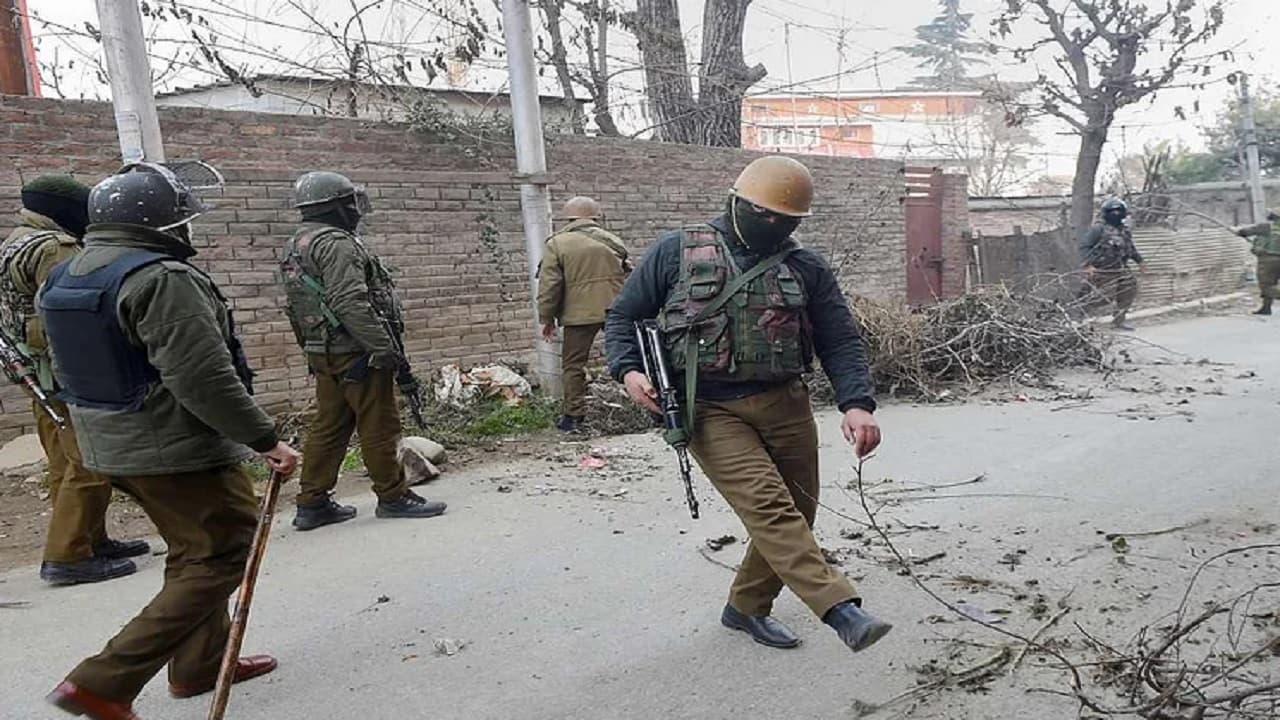 Terrorists Attack: जम्मू-कश्मीर के बांदीपोरा में सुरक्षाबलों के काफिले पर आतंकी हमला, 5 जवान जख्मी