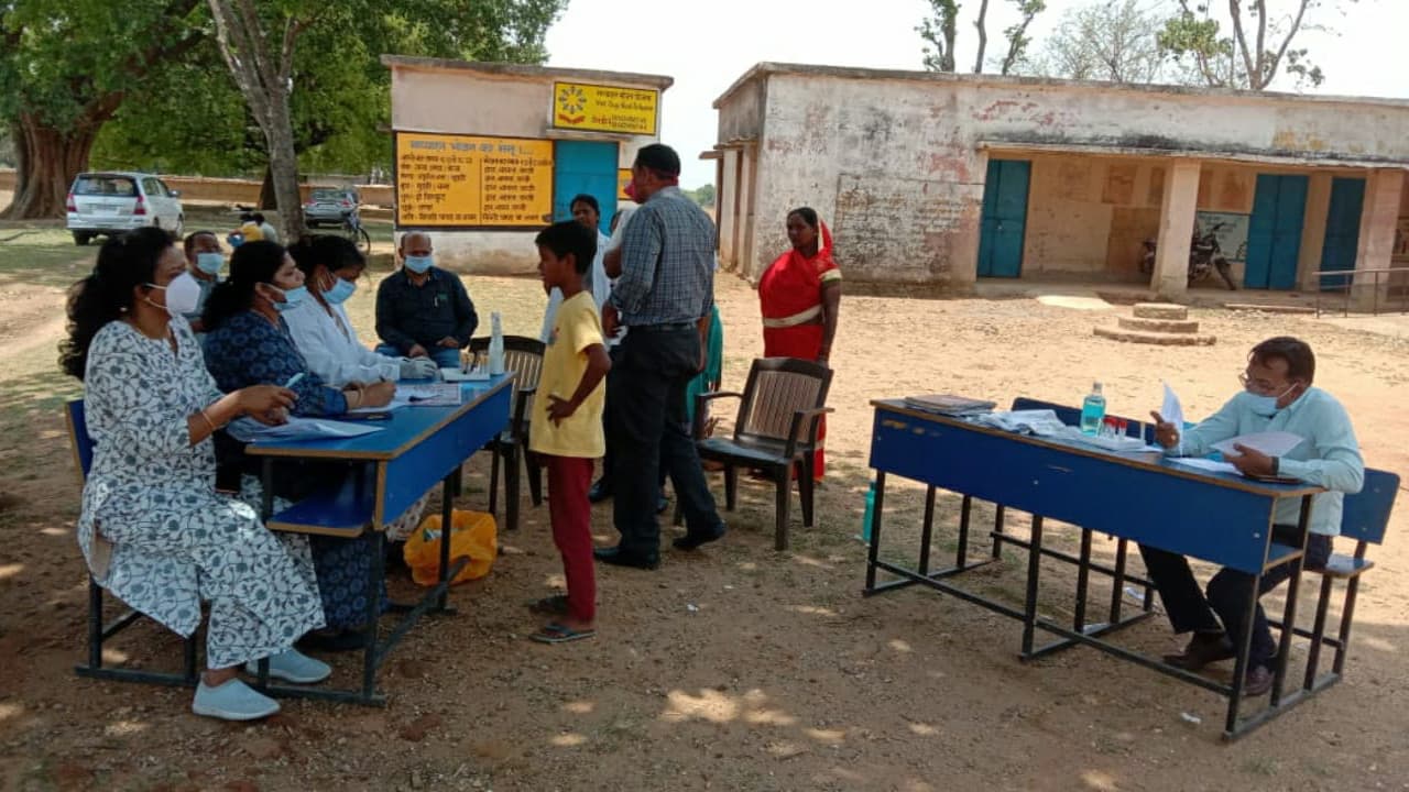 गुमला के अताकाेरा गांव में चिकन पॉक्स की चपेट में आये बच्चे समेत कई ग्रामीण, रिम्स के डॉक्टर्स ने की जांच