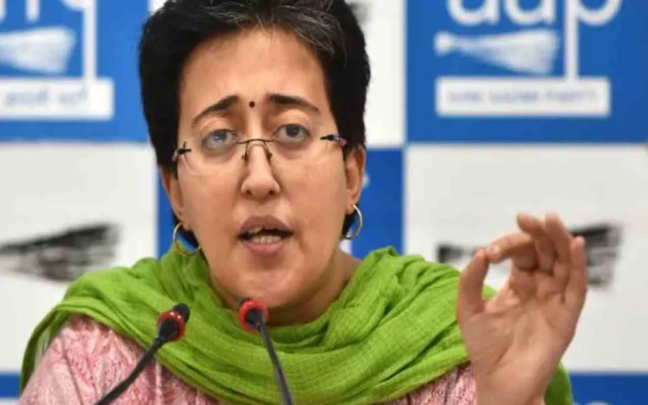 AAP नेता आतिशी की मांग- आम लोगों की मौत के लिए जिम्मेदार अधिकारियों पर कार्रवाई करें LG