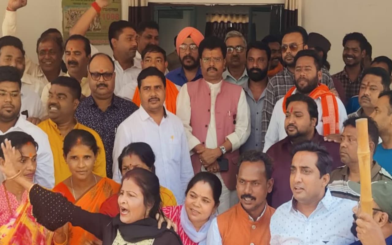 Jharkhand News: लौहनगरी में लव जिहाद, आरोपी की गिरफ्तारी की मांग को लेकर 48 घंटे का अल्टीमेटम