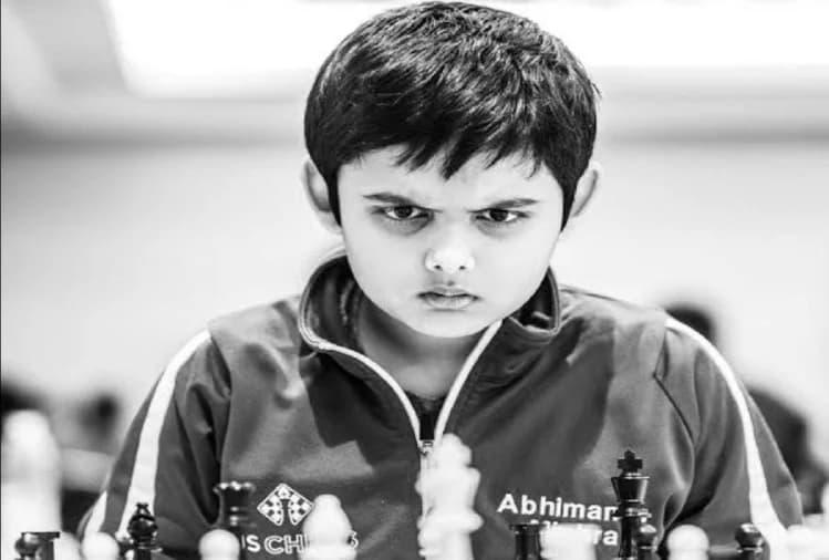 छोटे मोहरों से बड़े कारनामे करने वाले अभिमन्यु की कहानी, बेटे के लिए जब पिता ने माना ये अंधविश्वास