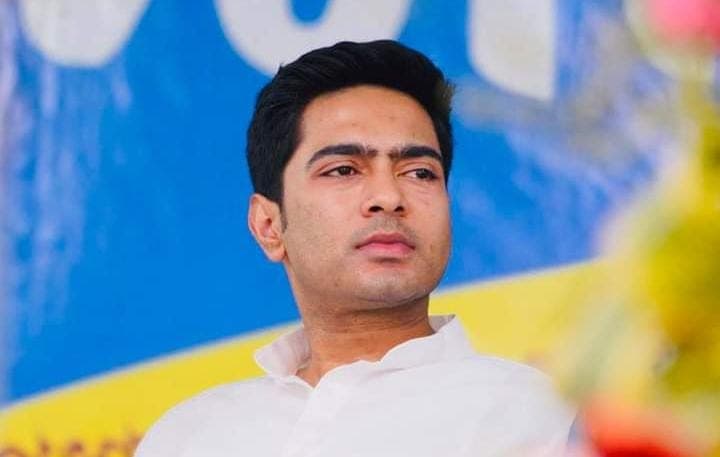 Bengal News : अभिषेक की पत्नी ने पूछताछ के लिए कल का दिया समय तो आज साली मेनका के घर जा धमकी CBI, गेट पर जमकर हंगामा