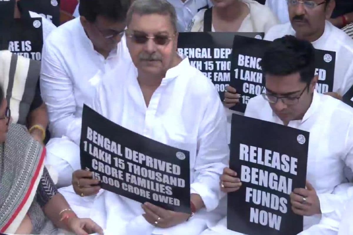 West Bengal :दिल्ली के राजघाट पर धरने पर बैठे अभिषेक बनर्जी व अन्य तृणमूल नेता, भारी संख्या में पुलिस बल तैनात