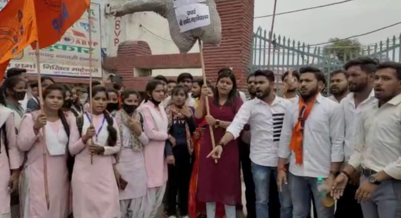 अलीगढ़ में अतिरिक्त फीस वृद्धि को लेकर ABVP ने जताया आक्रोश, प्रधानाचार्य का फूंका पुतला