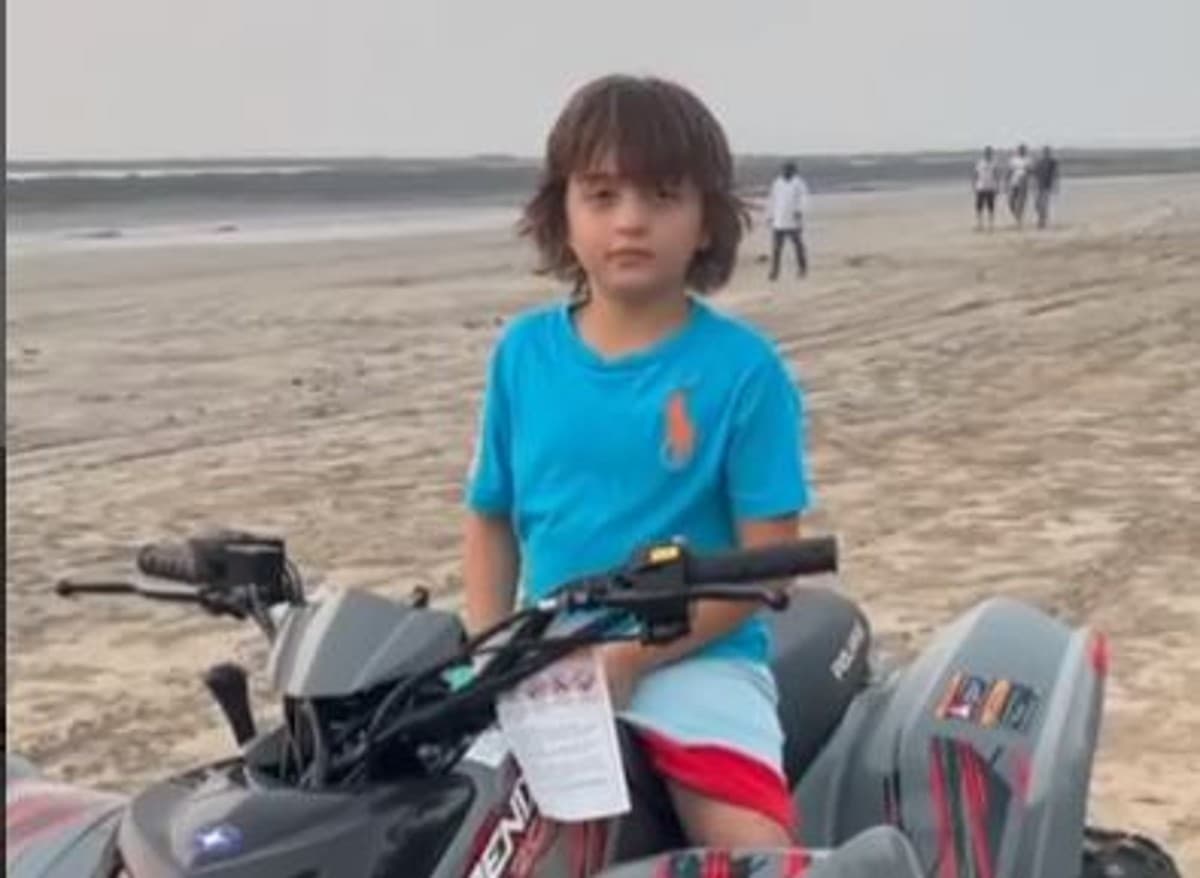 Abram Khan Video: अपने बर्थडे पर अबराम ने समंदर किनारे बाइक राइड का लिया मजा, देखें अनसीन VIDEO