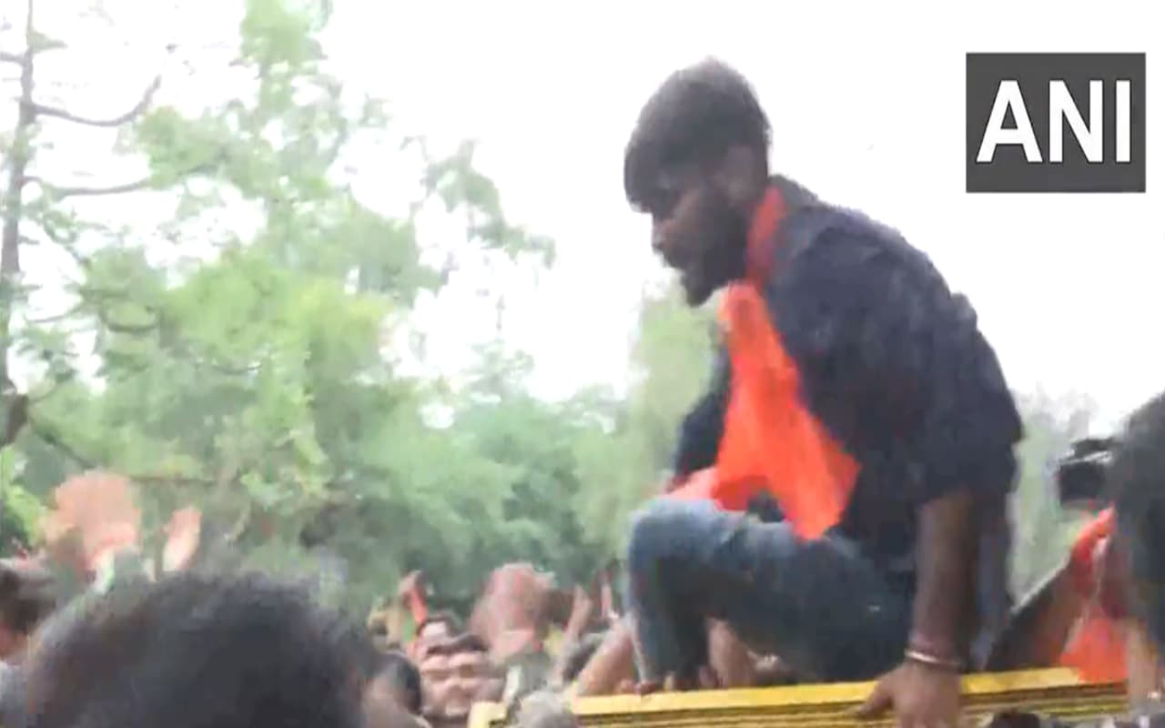 Delhi: सरकार की कोचिंग नीतियों के खिलाफ एबीवीपी का विरोध प्रदर्शन, सीएम आवास का किया घेराव