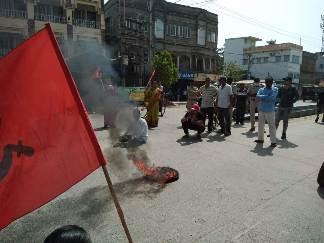 Bharat Bandh Strike LIVE : सरकारी नीतियों के खिलाफ चेन्नई में हड़ताली कर्मचारियों का विरोध-प्रदर्शन