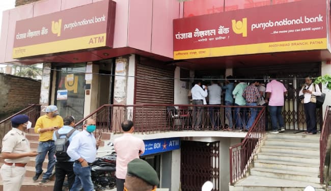 Bank robbery in Patna : बैंक कर्मियों को बंधक बना PNB से 52 लाख की लूट, जांच के लिए SIT गठित