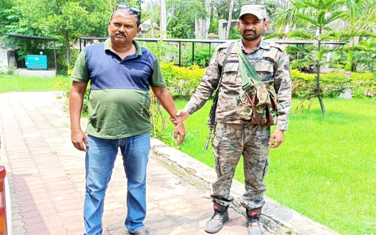 हजारीबाग : झुरझुरी के मुखिया को रिश्वत लेते ACB ने रंगे हाथ पकड़ा, राशि निकालने के लिए मांगे थे 5 हजार