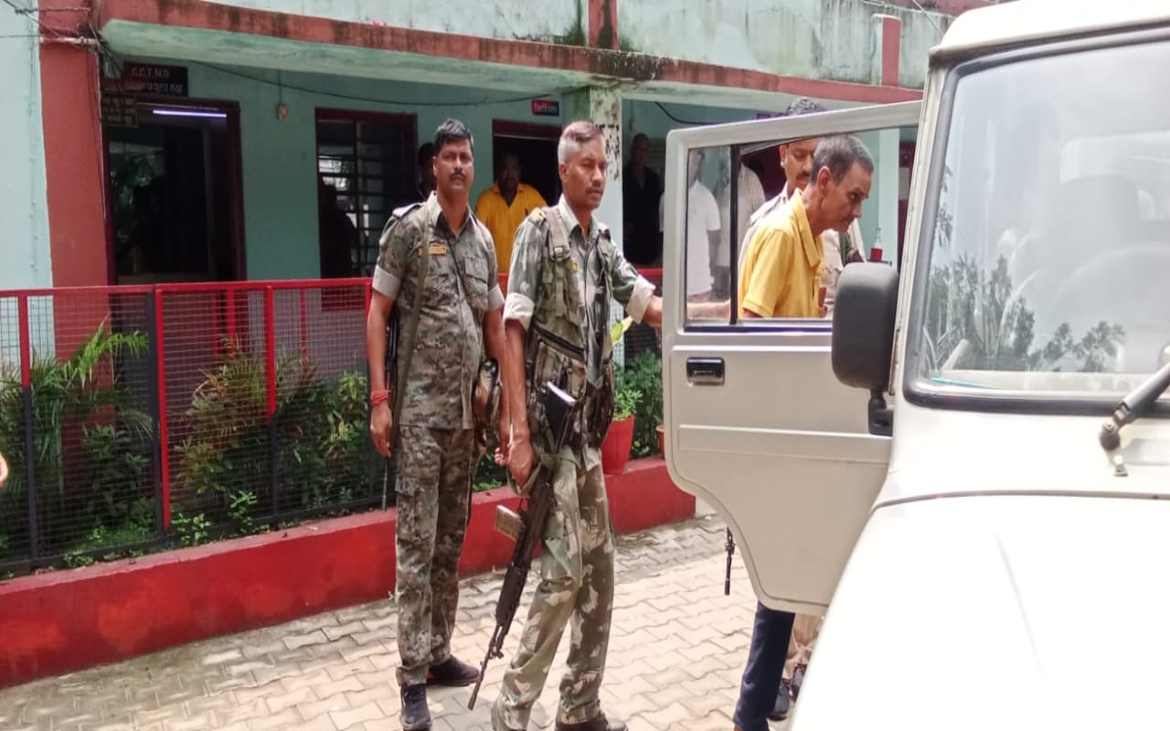जमशेदपुर : ACB की टीम ने बागबेड़ा थाना के एसआई शशि भूषण राय को 15 हजार रुपये घूस लेते रंगे हाथों किया गिरफ्तार