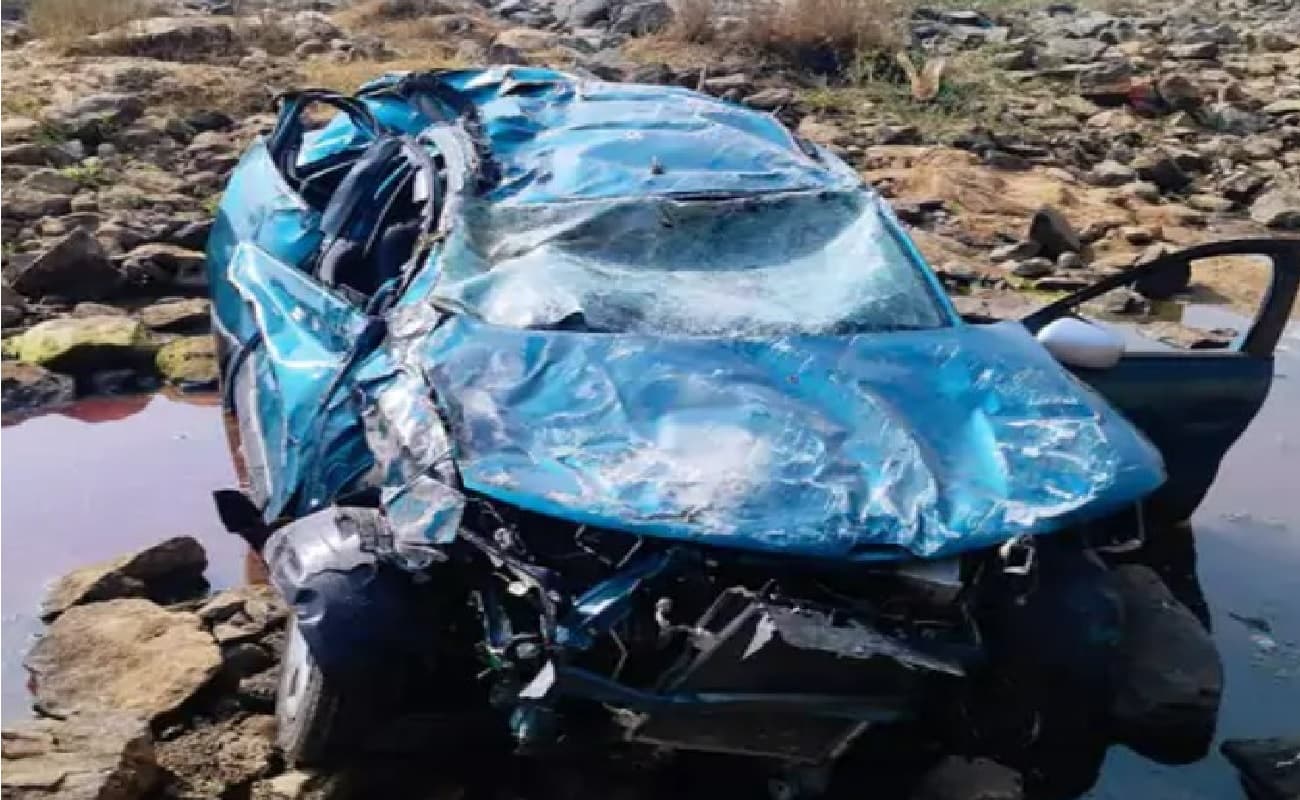 बांका से पूजा करने बासुकीनाथ जा रहे थे चार दोस्त, नदी में गिरी तेज रफ्तार कार, एक की मौत, तीन जख्मी