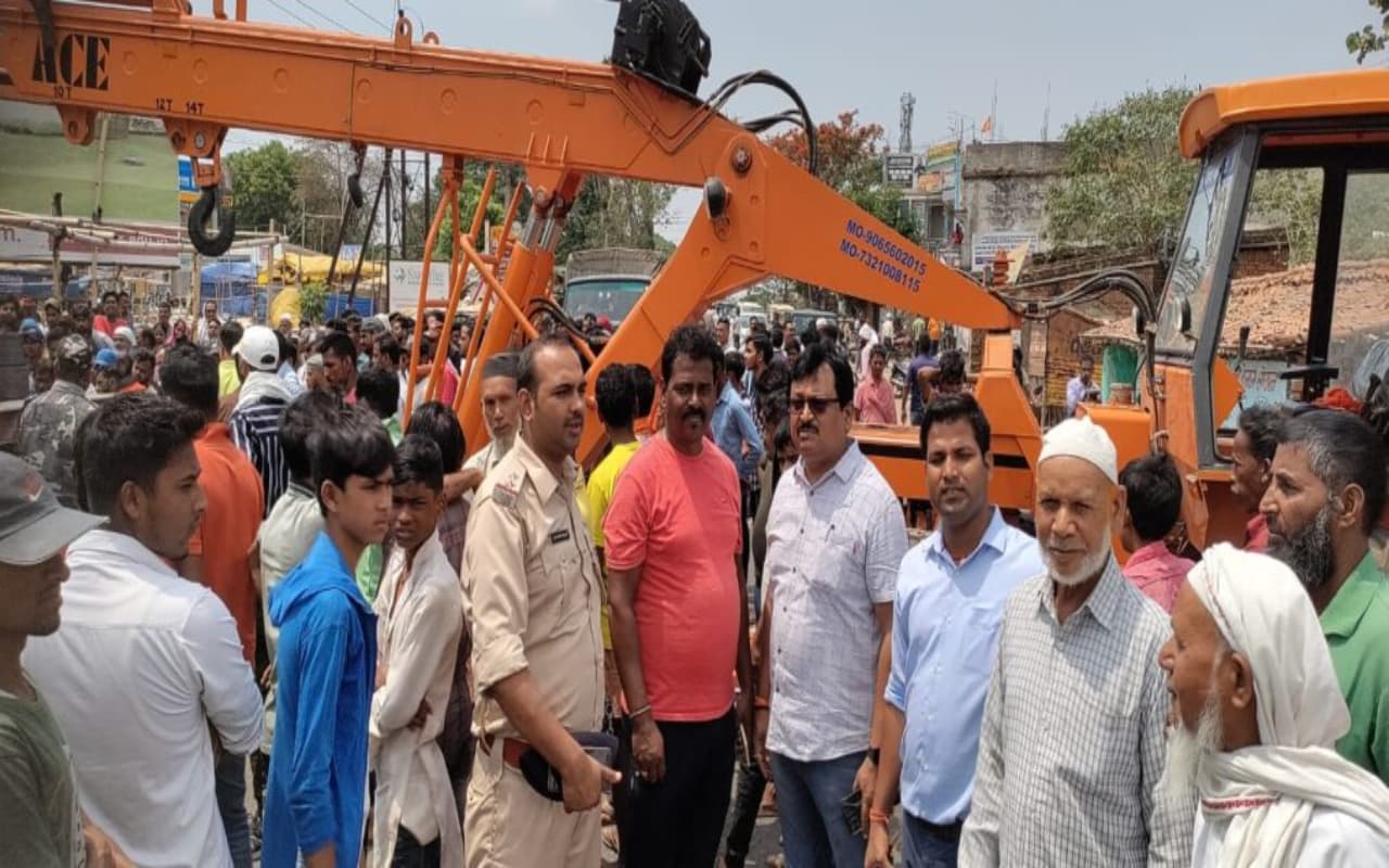 रांची में ट्रेलर की चपेट में आने से युवक की मौत, ग्रामीणों ने किया सड़क जाम