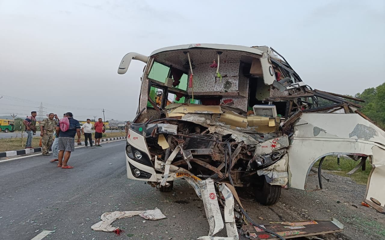 नवादा से जमशेदपुर लौट रही यात्री बस ने ट्रक को मारी टक्कर, 2 की मौत, कई घायल