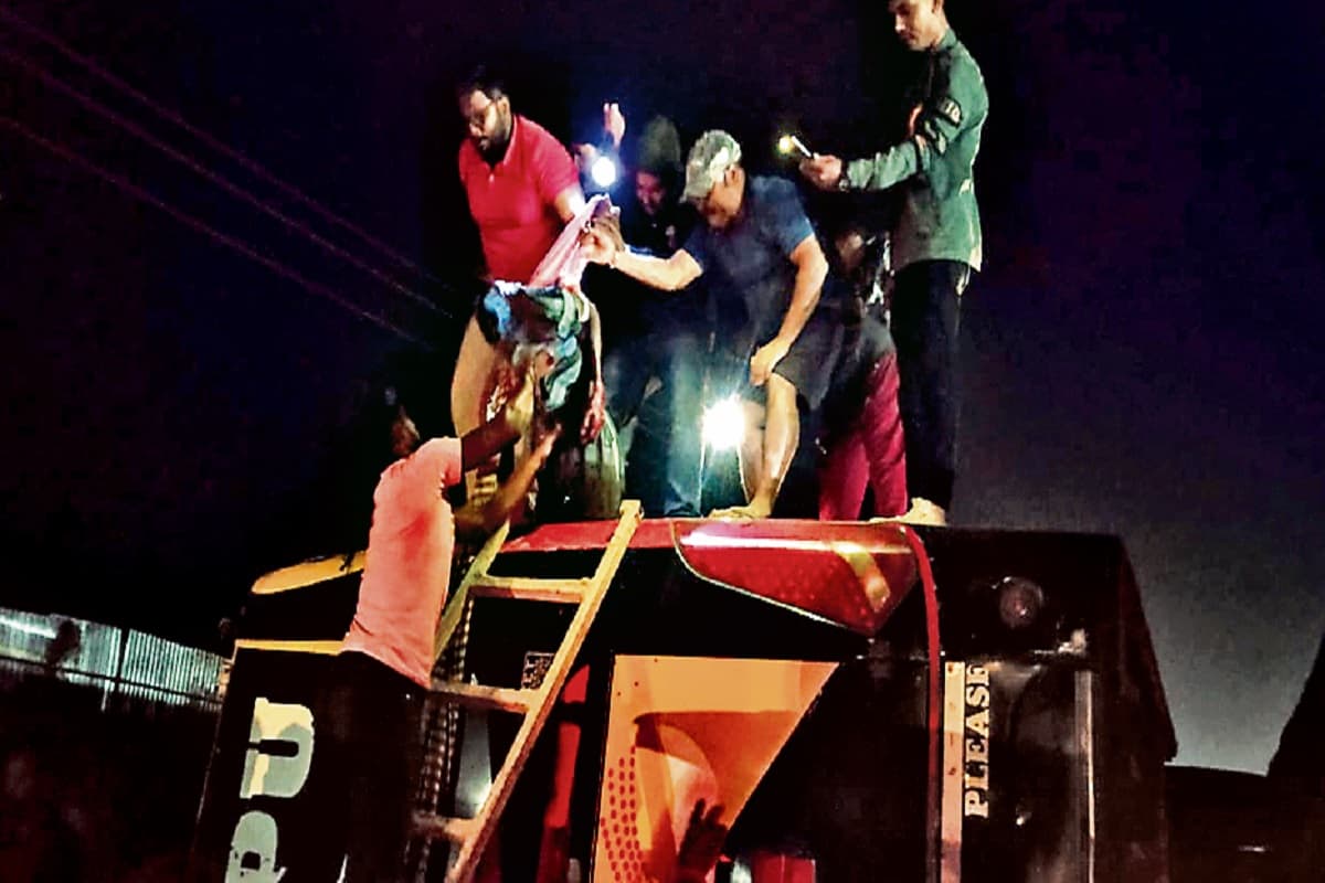 रांची से पाकुड़ जा रही पप्पू बस ओरमांझी में पलटी, एक यात्री की मौत, 13 घायल