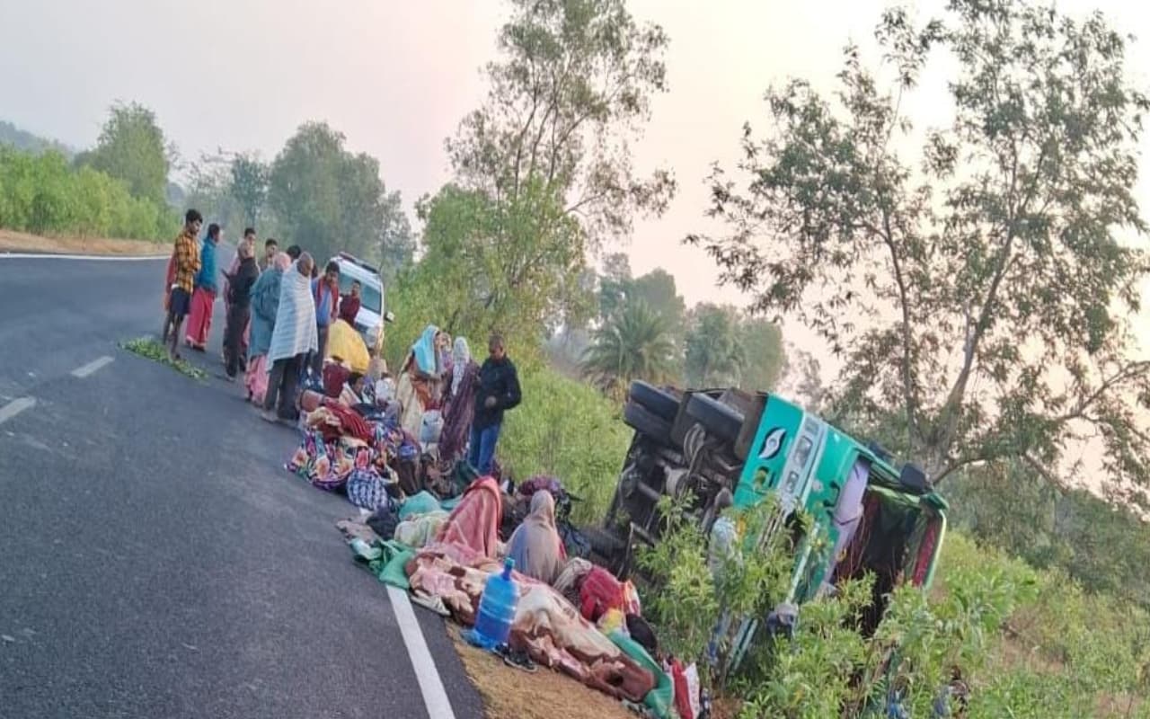 देवघर में चार धाम की यात्रा से वापस लौट रही श्रद्धालुओं से भरी बस पलटी, 7 लोग घायल