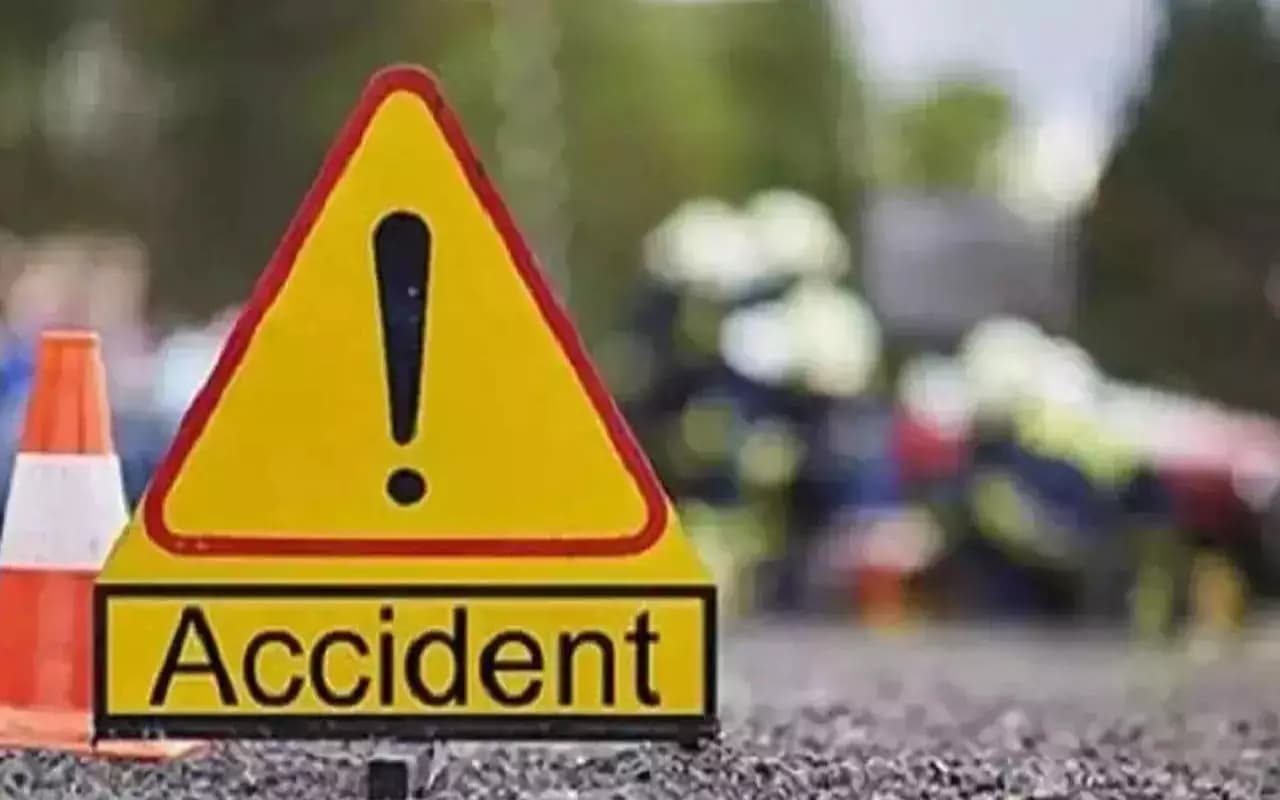 गुमला : दो ट्रक में टक्कर, चालक घायल, करंट लगने से पशु की मौत