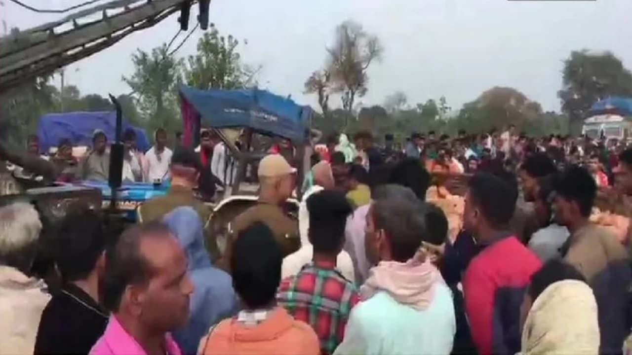 Bihar: मुजफ्फरपुर में स्कूटी सवार शिक्षिका को ट्रक ने कुचला, लोगों ने किया एनएच जाम