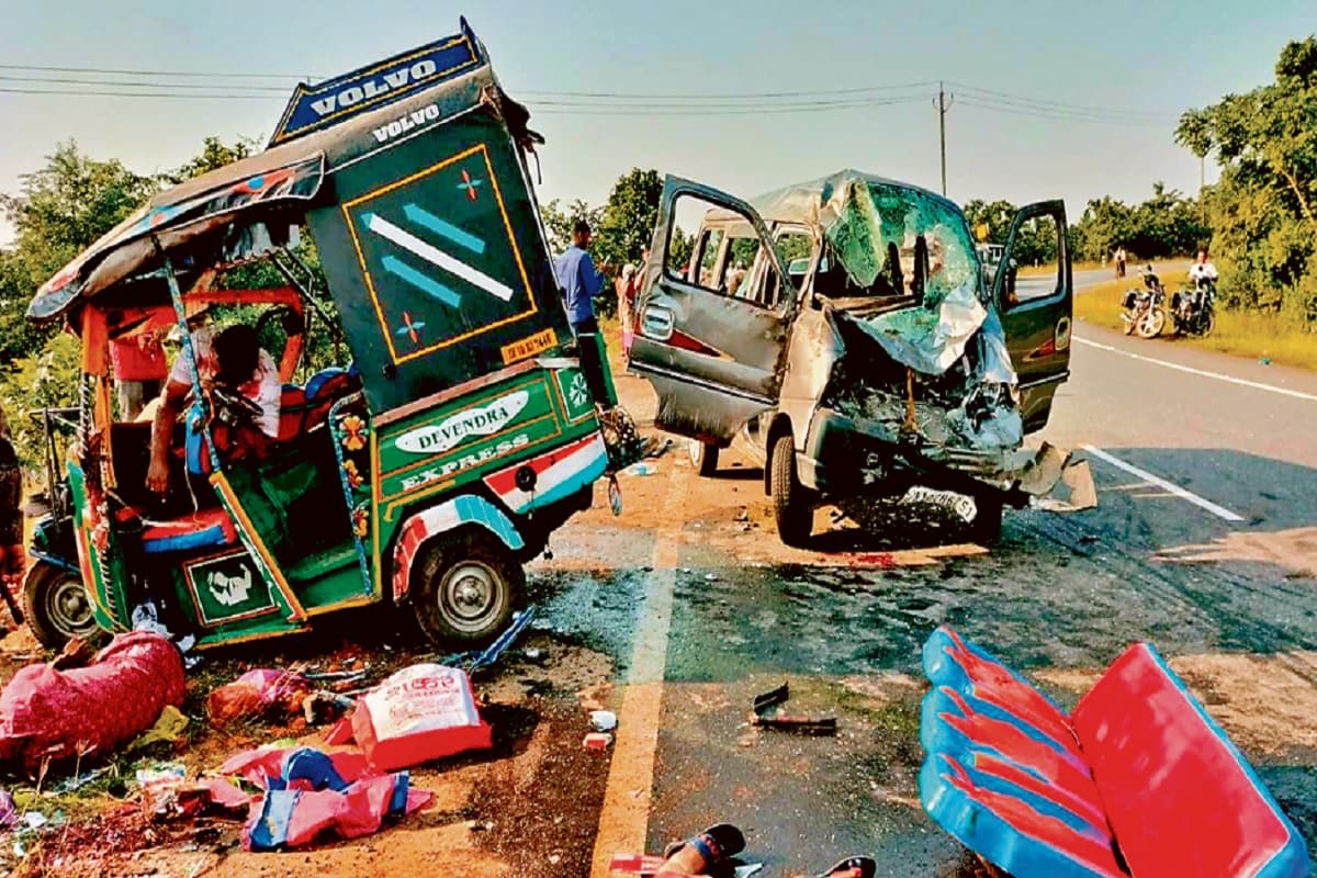 गिरिडीह में ऑटो-मारुति वैन में जोरदार टक्कर, तीन लोगों की मौत, आधा दर्जन से अधिक लोग घायल