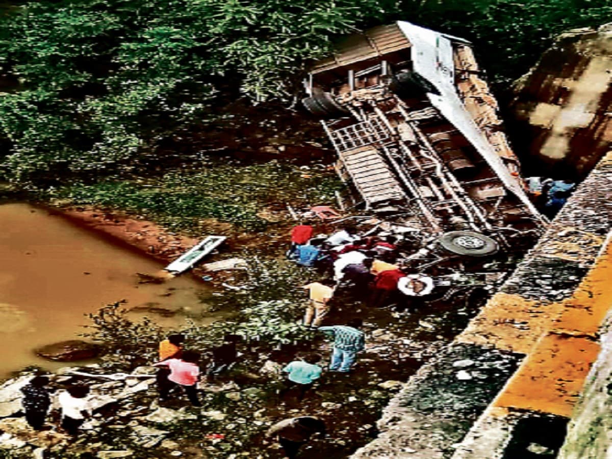 Accident in Jammu Kashmir : जम्मू-कश्मीर में बड़ा सड़क हादसा, खाई में गिरी कार, 8 की दर्दनाक मौत, 3 घायल