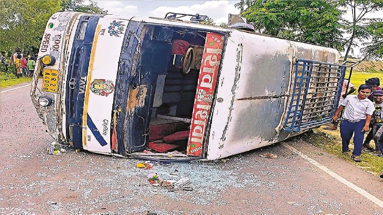 नवादा में ब्रेक फेल होने से यात्रियों से भरी बस पलटी, दर्जनों यात्री जख्मी, दो की हालत गंभीर