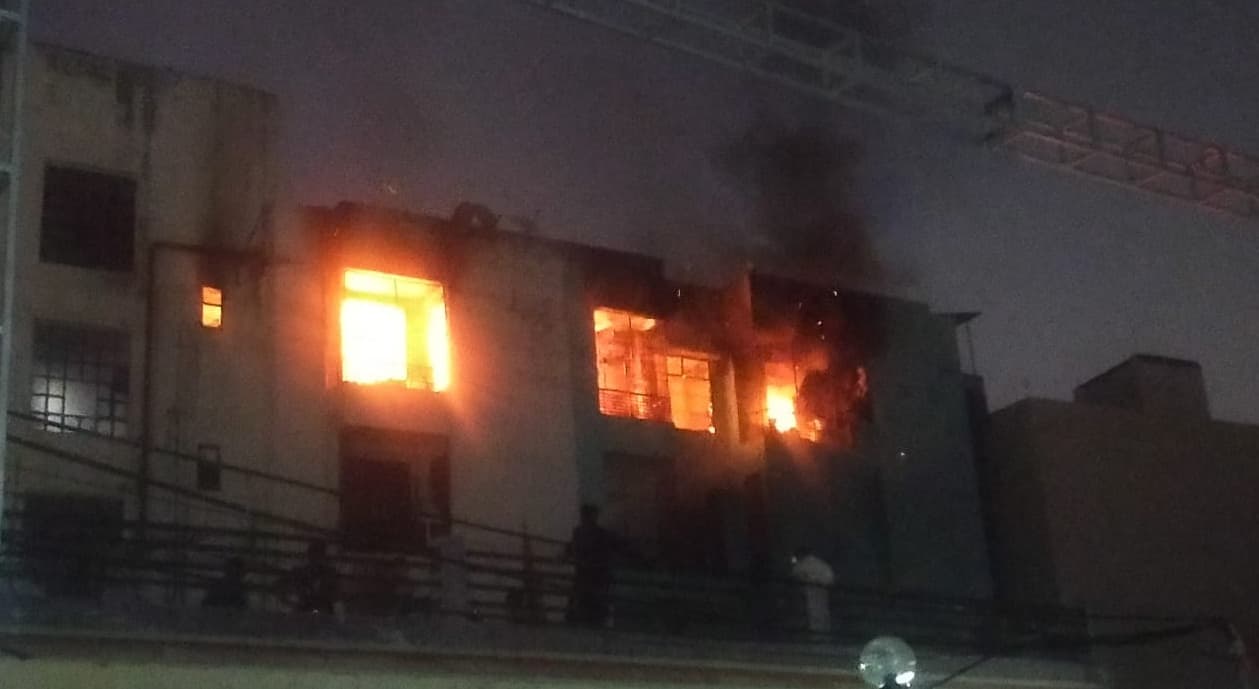 Lucknow News: दिवाली पर कई शहरों में घटनाएं, कहीं लाखों का नुकसान तो कहीं गंवानी पड़ी जान, पढ़ें पूरी खबर