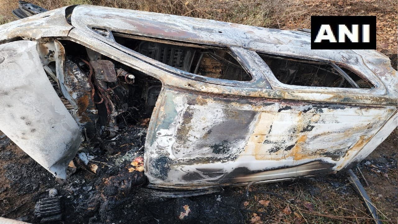छत्तीसगढ़ में भीषण सड़क हादसा: रेलिंग से टकराने के बाद कार में लगी आग, 5 लोग जिंदा जले