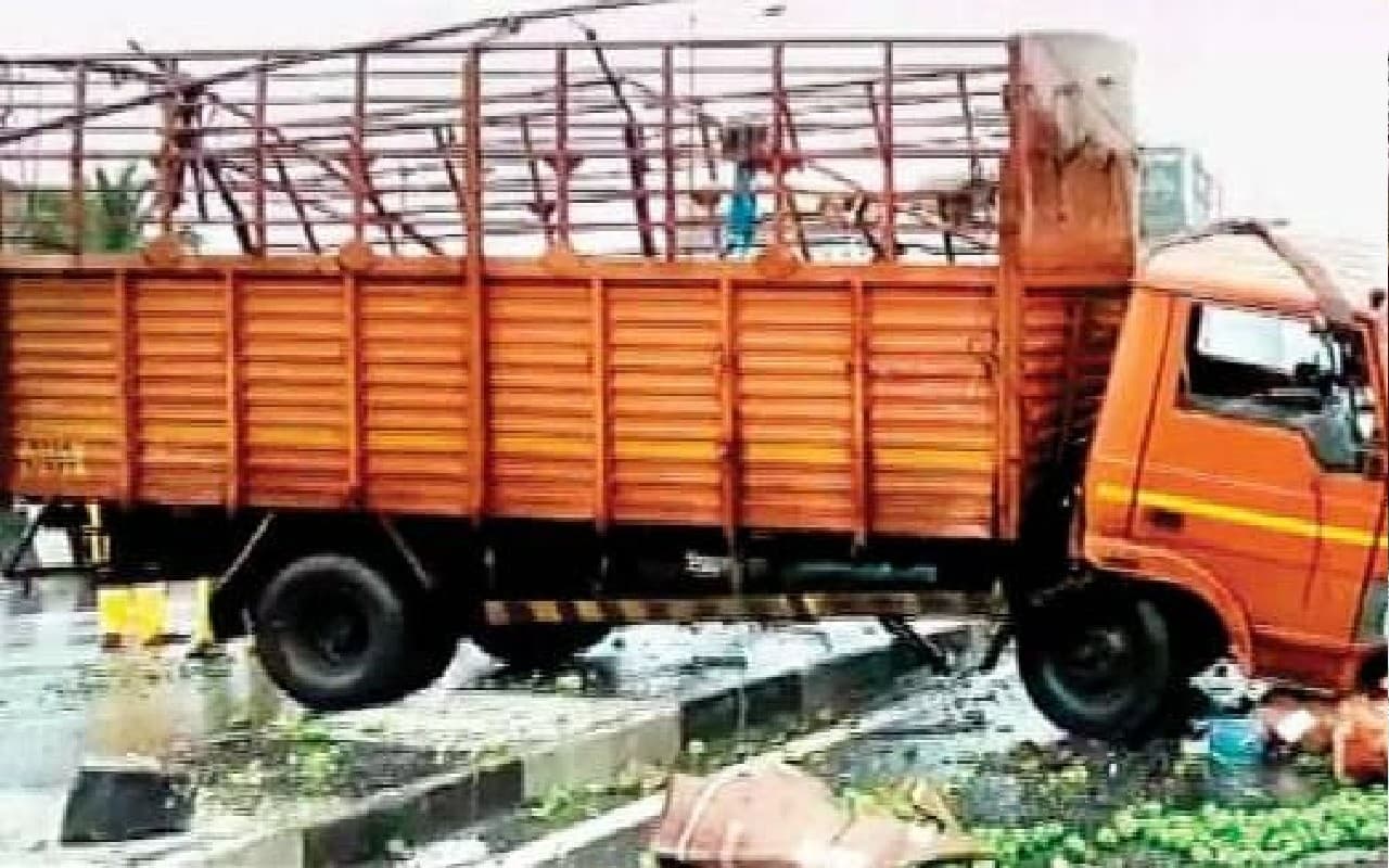 बंगाल : स्कूल बस व लॉरी में हुई भिड़ंत, बस चालक समेत 25 बच्चे घायल