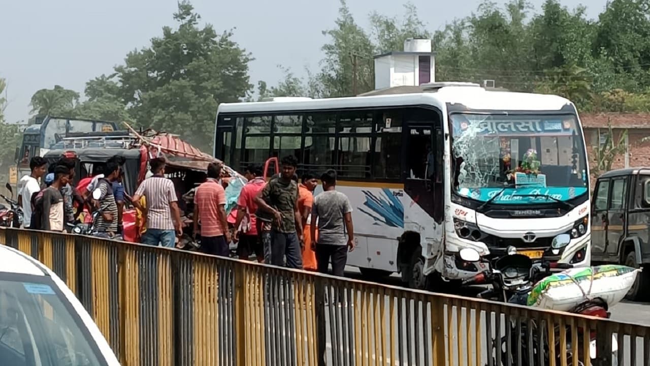 बिहार: भागलपुर में बस की टक्कर से स्कूल वैन के उड़े परखच्चे, तीन बच्चे व चालक जख्मी, JLNMCH रेफर
