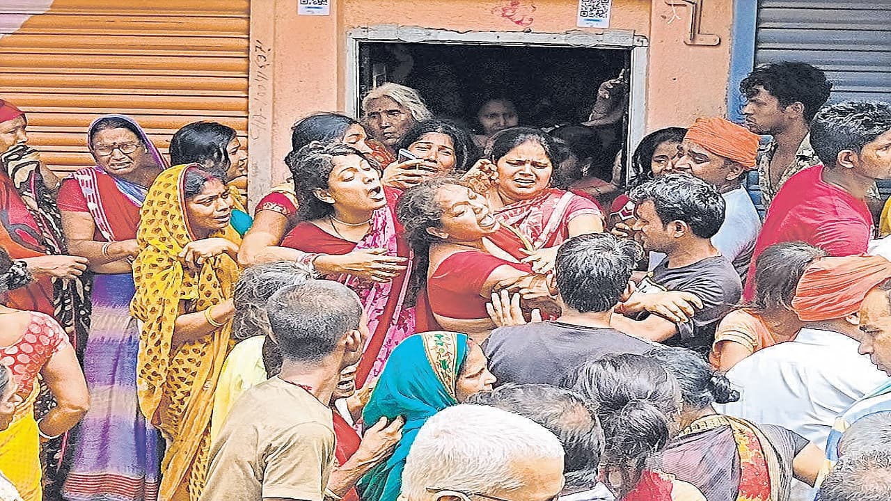 Patna News: दानापुर में भाई की शादी का कार्ड बांटने जा रहे युवक को स्कूल बस ने कुचला, मौत