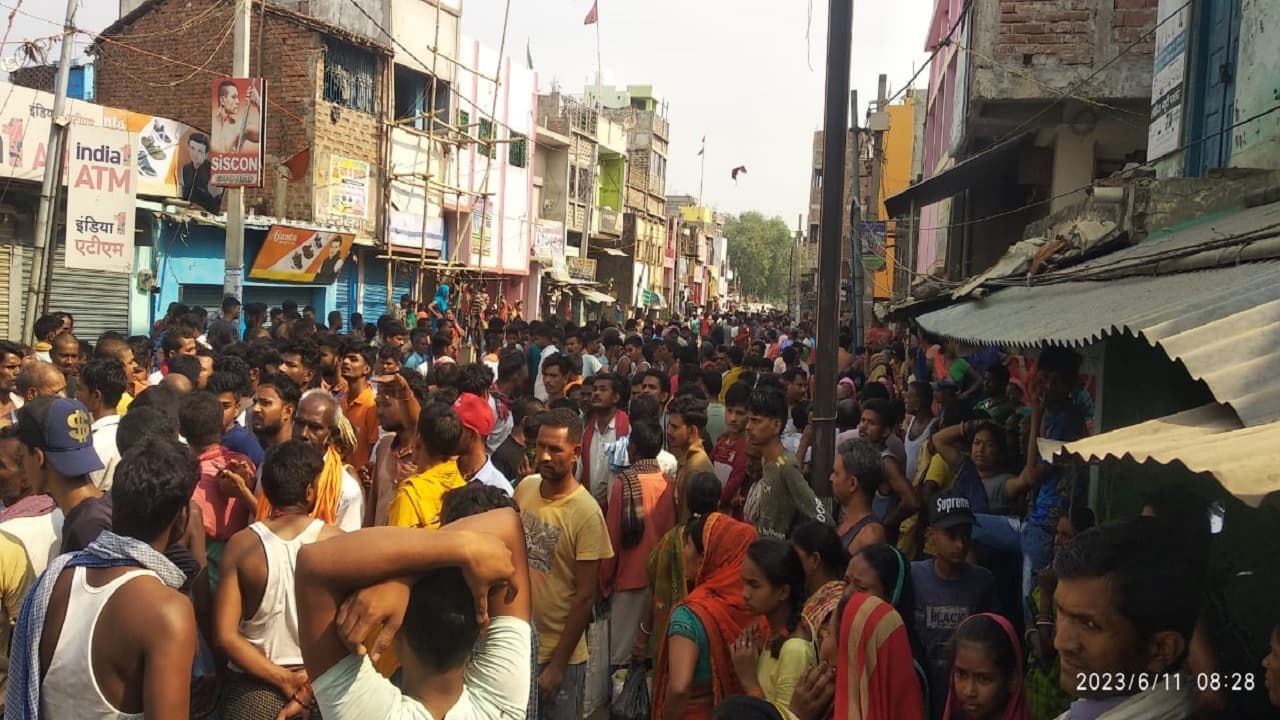 बिहार: लखीसराय में अनियंत्रित हाईवा की चपेट में आकर बाइक सवार युवती की मौत, आक्रोश में लोगों ने किया सड़क जाम